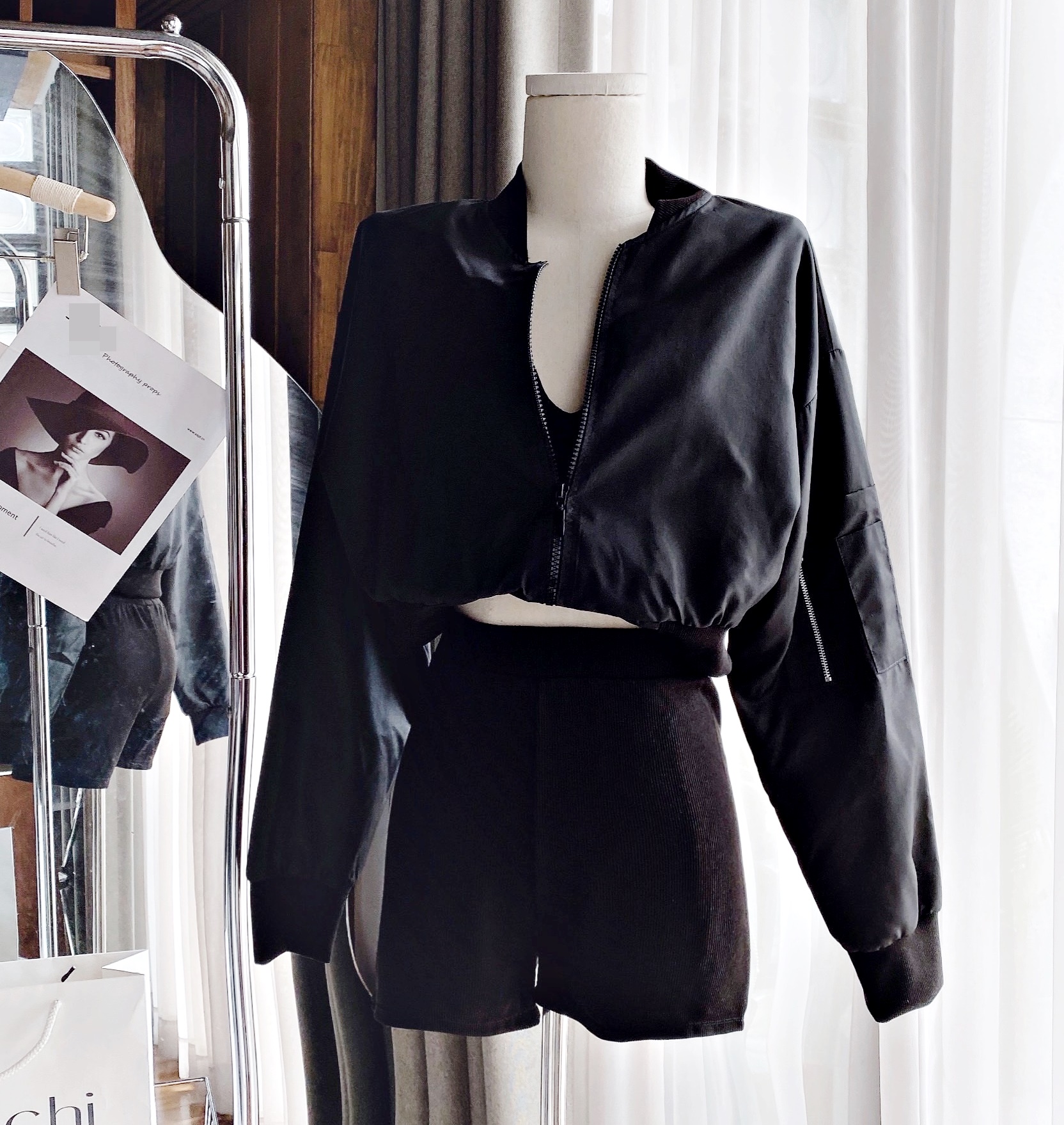 SET ÁO KHOÁC BOMBER CROPTOP LỬNG ĐEN TAY DÀI + ÁO BRA 2 DÂY + QUẦN ĐÙI ÔM BODY NGẮN SHORTS DẠO PHỐ ĐI CHƠI THỂ THAO