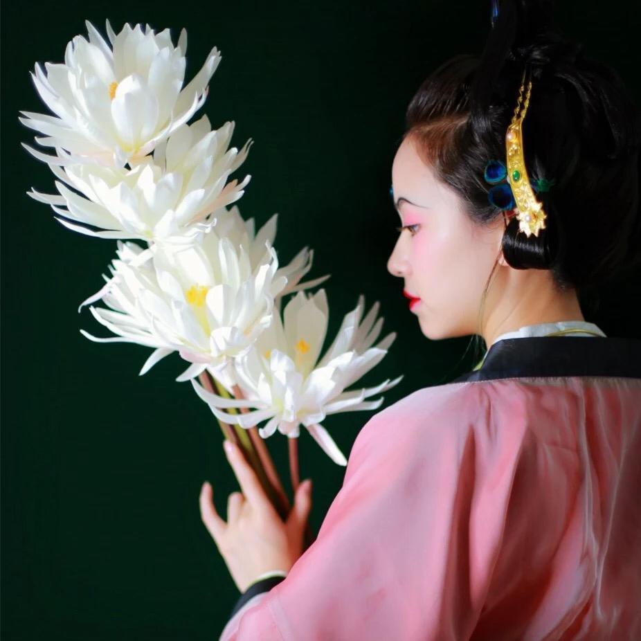 Hoa giả cầm tay cổ trang