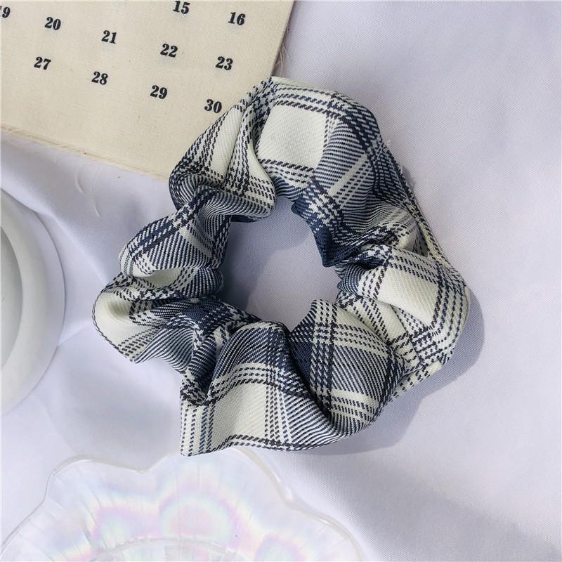 Cột tóc vải họa tiết caro màu xinh xắn phong cách vintage cho nữ