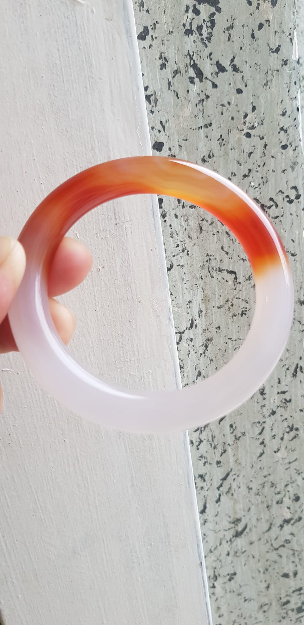 Vòng tay đá mã não Đỏ đậm Trắng Ni 56mm x cọng to 10mm Màu đỏ đậm trắng bóng 1 bên đẹp ạ Nữ 55kg - 63kg đeo xinh tay đẹp ạ