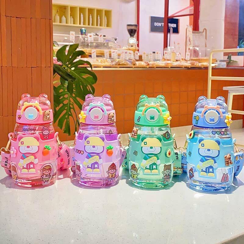 BÌNH NƯỚC NHỰA TRÒN BẦU HÌNH GẤU 600ML TÍCH HỢP ỐNG HÚT NẮP BẬT MỞ CHỐNG TRÀN KÈM DÂY ĐEO STICKER XINH XẮN ĐÁNG YÊU