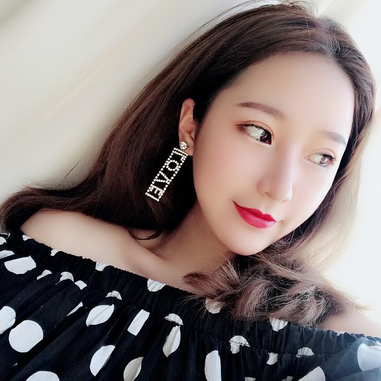 Khuyên tai chữ Love dạ tiệc đính đá sang trọng