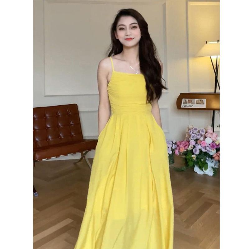 CHENGRUI Tea Break French Sling Dress 2023 Mùa hè bờ biển nghỉ mát thắt lưng có vẻ gầy màu vàng một chữ đầm dài