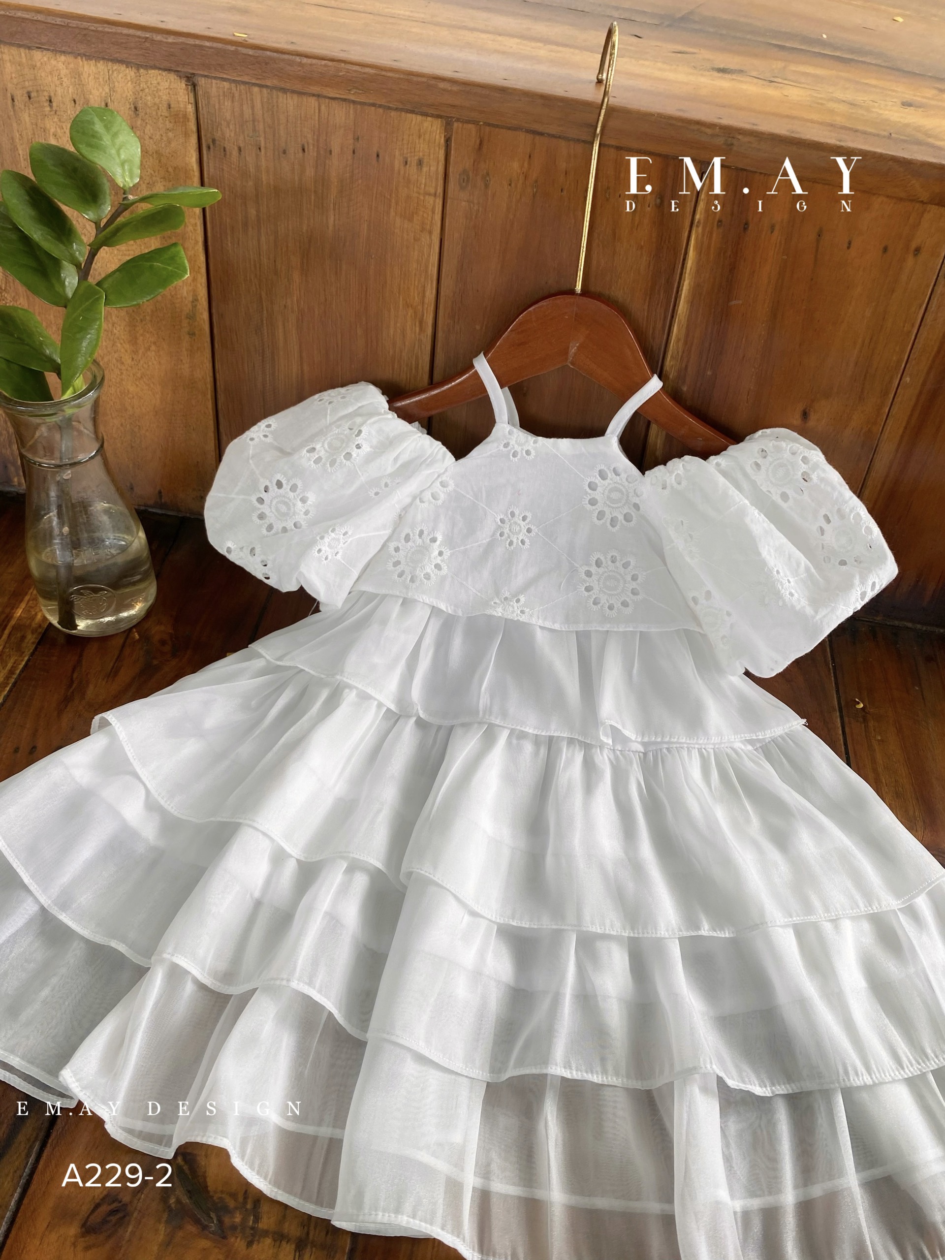 Đầm babydoll tầng cho bé gái trễ vai màu trắng xinh xắn từ 12-35kg hàng thiết kế