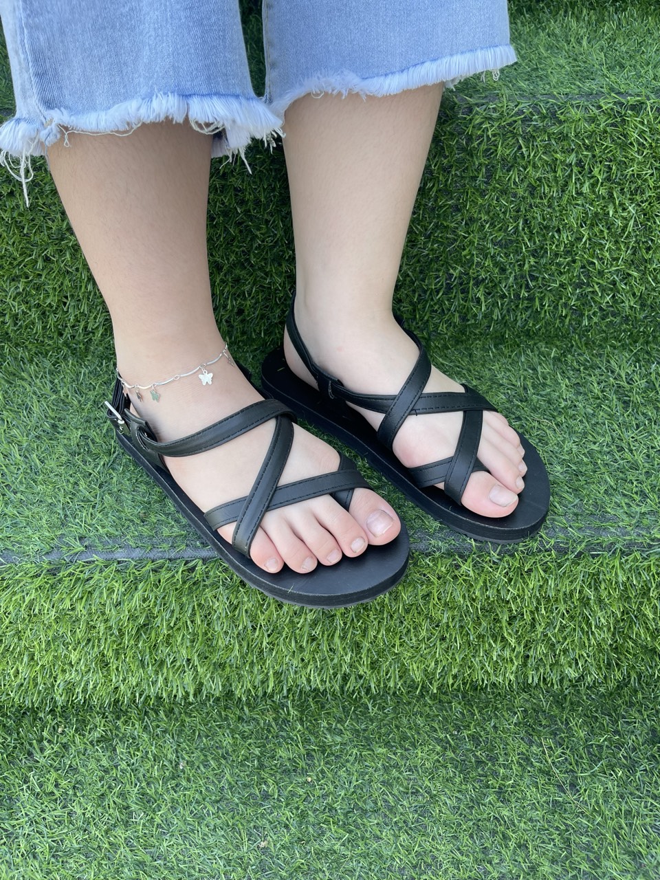 sandals nữ ( đế đen quai đen ) size có từ 35 nữ đến 45 nam size khác nhắn tin chọn thêm