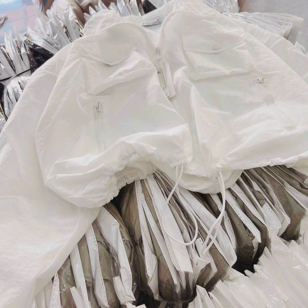 Áo Khoác Dù Chống nắng - Trượt Nước Cực Tốt Thiết Kế 2 túi có nắp Form Unisex Nam Nữ, 2 Lớp Thoáng Mát, Áo khoát dù fom croptop, áo dù cổ cao mix dây rút lai 2 bên, áo dù