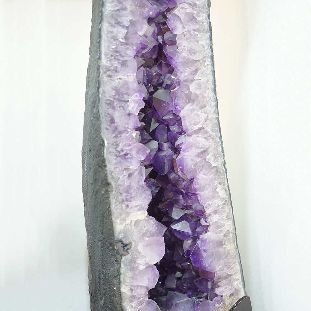 HANG ĐÁ THẠCH ANH TÍM AMETHYST PHONG THỦY ĐẾ GỖ TỰ NHIÊN 98X22X21CM