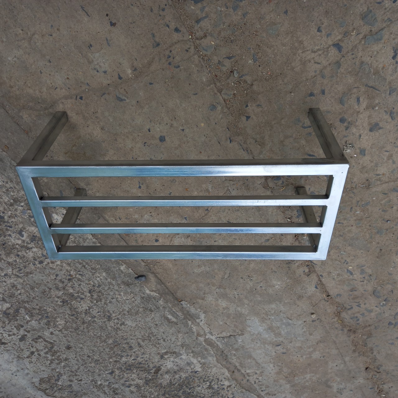 Kệ sắt Dài 60cm, Rộng 20cm, Cao từ cm. 4 chân, 2 nan phụ, chất liệu thép hộp 20*20mm mạ kẽm, chân có nút nhựa chống trượt, dùng để kê cây cảnh trong và ngoài nhà