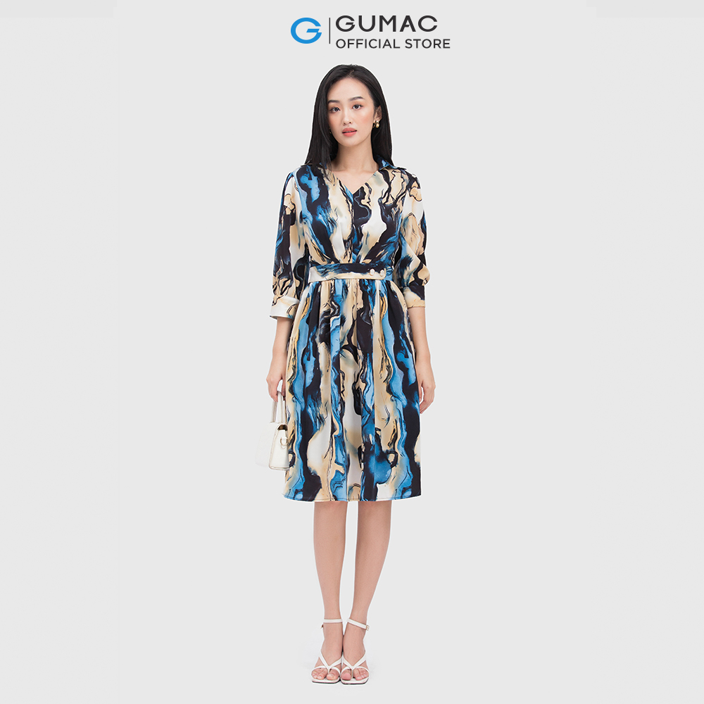 Đầm vân đá GUMAC DC04072 form xòe cổ chữ V phối đai đính nút