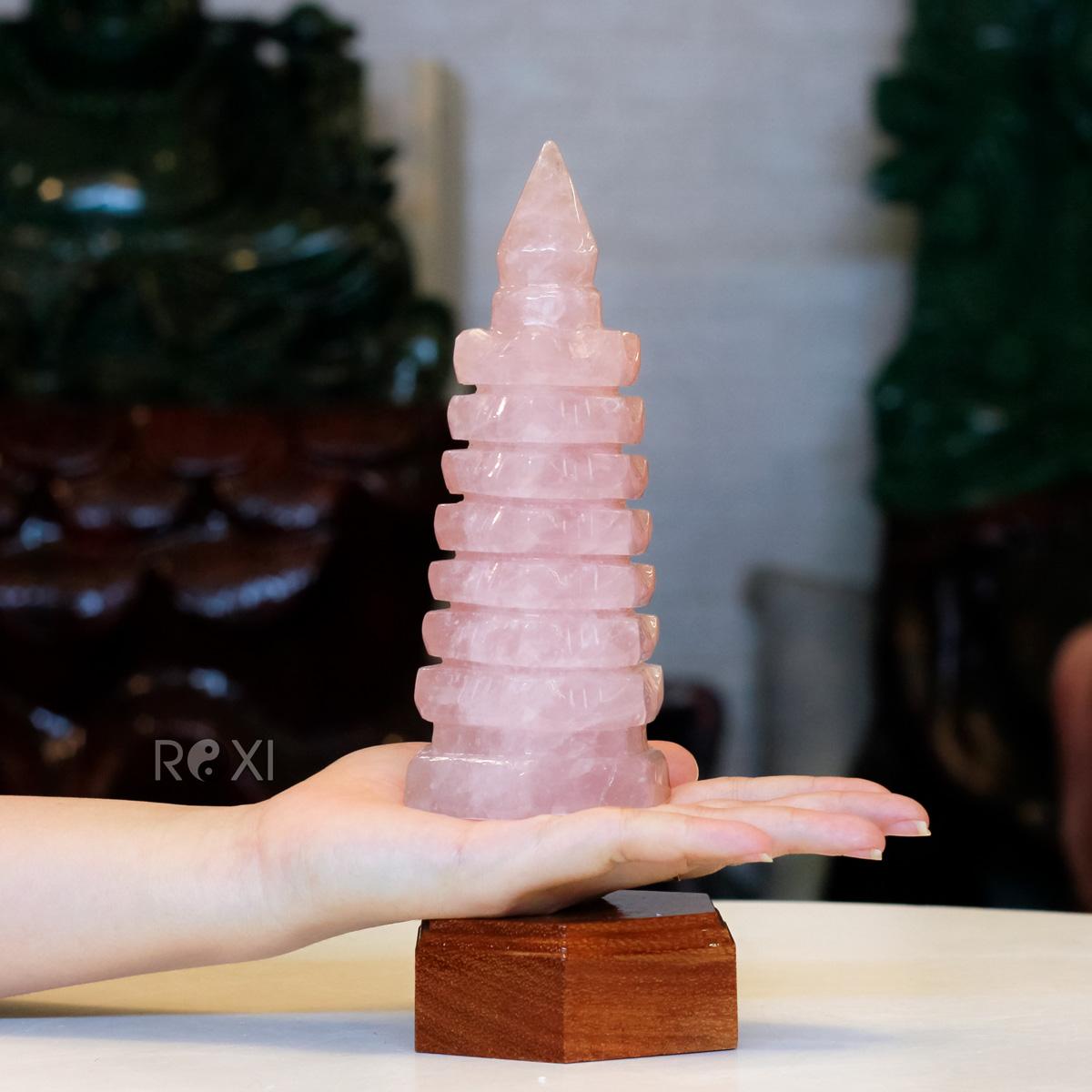 Tháp văn xương thạch anh hồng 0,79kg - 17,5cm
