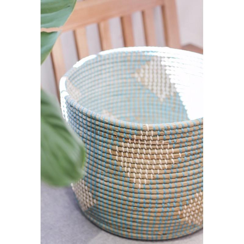 Giỏ đan xanh họa tiết kim cương được làm thủ công bằng tay, với chất liệu mây tre từ thiên nhiên