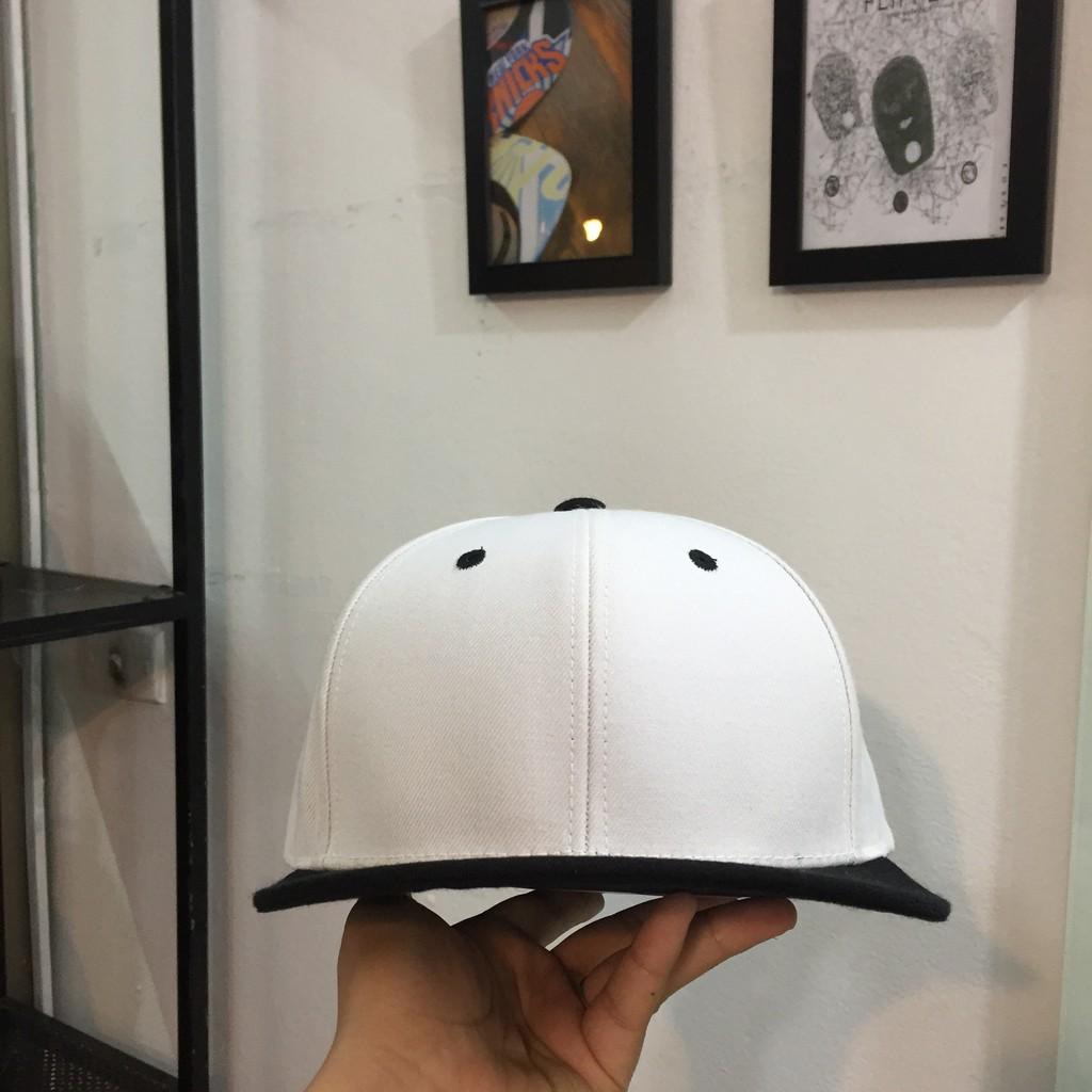 Mũ nón snapback trắng lưỡi đen