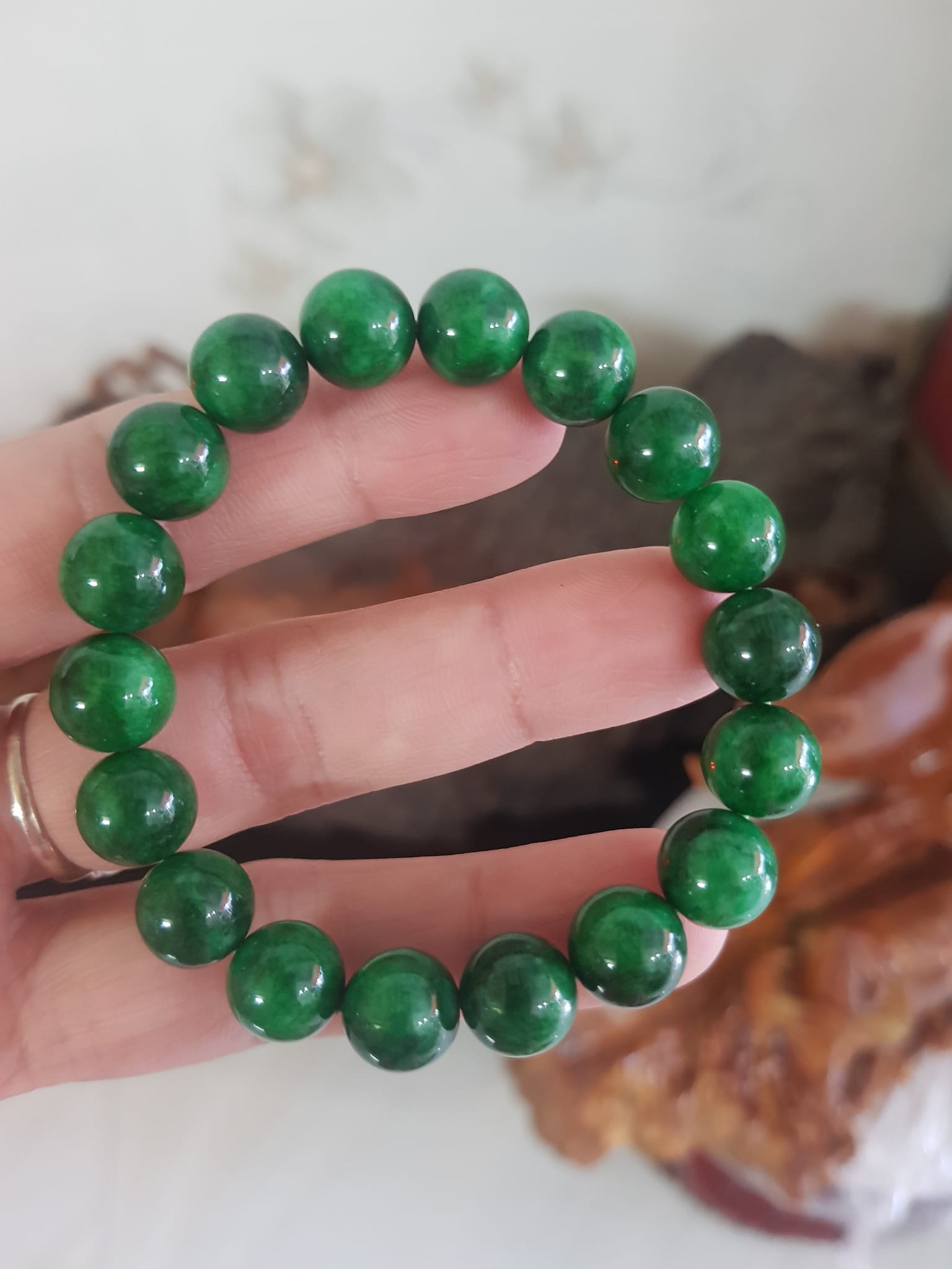 Vòng cẩm thạch xanh đậm rẻ đẹp  Nữ mạng mộc mạng hỏa mạng thủy ạ  Size vòng 10mm nữ đeo lên tay màu xanh hy vọng tươi sáng đẹp ạ