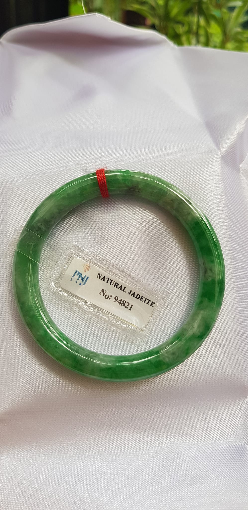 Vòng Cẩm Thạch tự nhiên Đậu Lý 48mm x cọng 7,2mm vòng kiểm định P No 94821 Màu Xanh lý tươi đậu bông trắng xíu vân phớt xám nhẹ rất xinh nữ tay nhỏ 35kg - 48kg đeo ạ