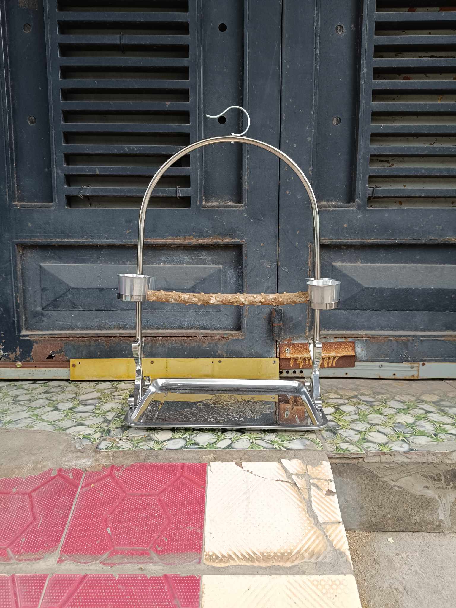 1 cầu đứng trung (thanh ngang gỗ gạo) dài 40cm rộng 30cm cao 55cm dùng cho vẹt nhỏ và trung đứng (chưa bao gồm xích chân).