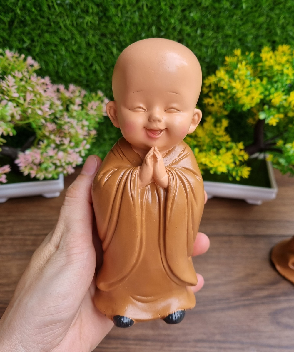 Bộ 03 tượng chú tiểu yêu đời - mẫu áo nâu đứng 16.5cm kèm chân đế giả đá