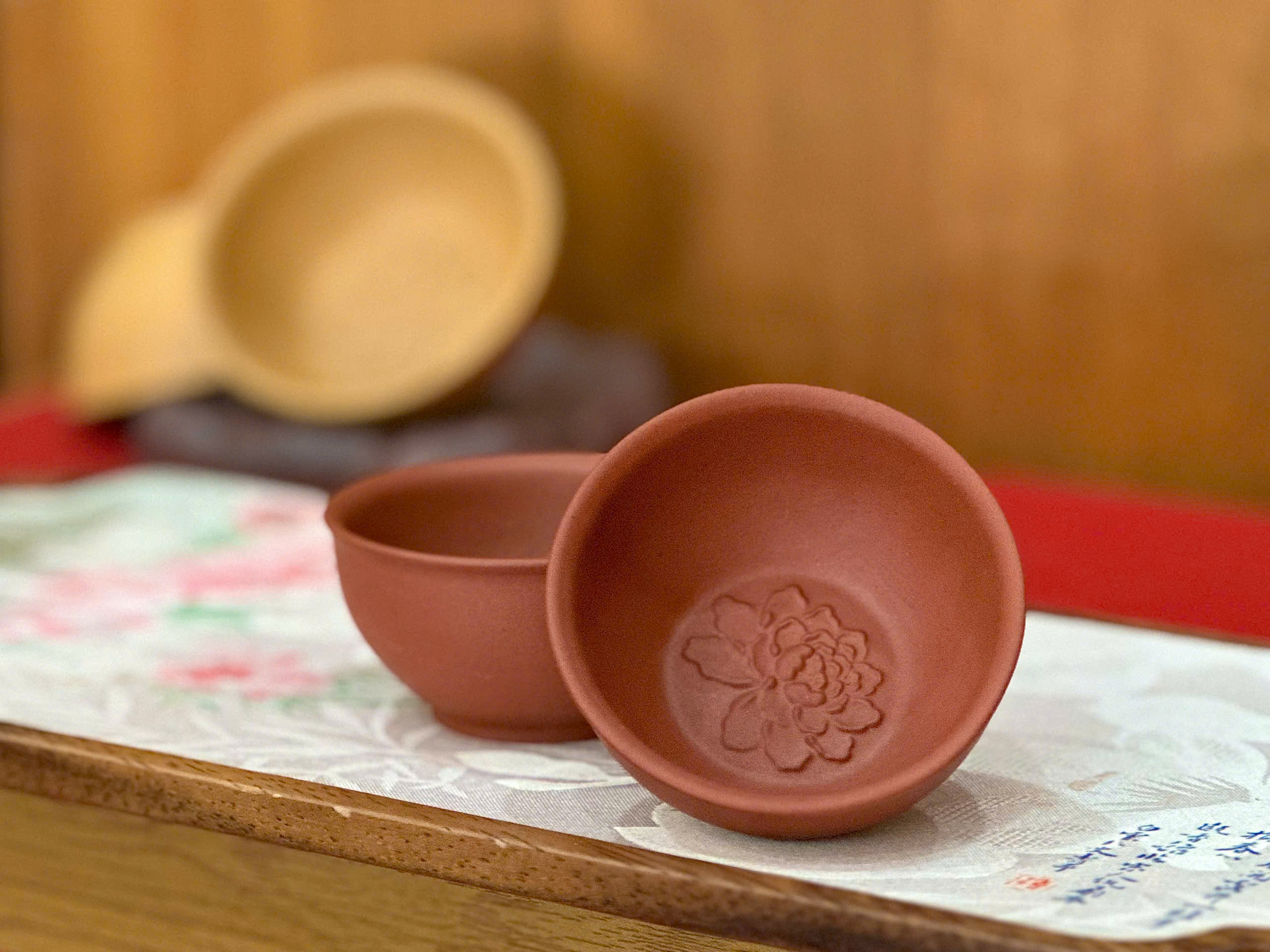 CHÉN TỬ SA KHẮC NỔI HOA SEN DƯỚI ĐÁY - DUNG TÍCH 45 ML - YIXING CUP