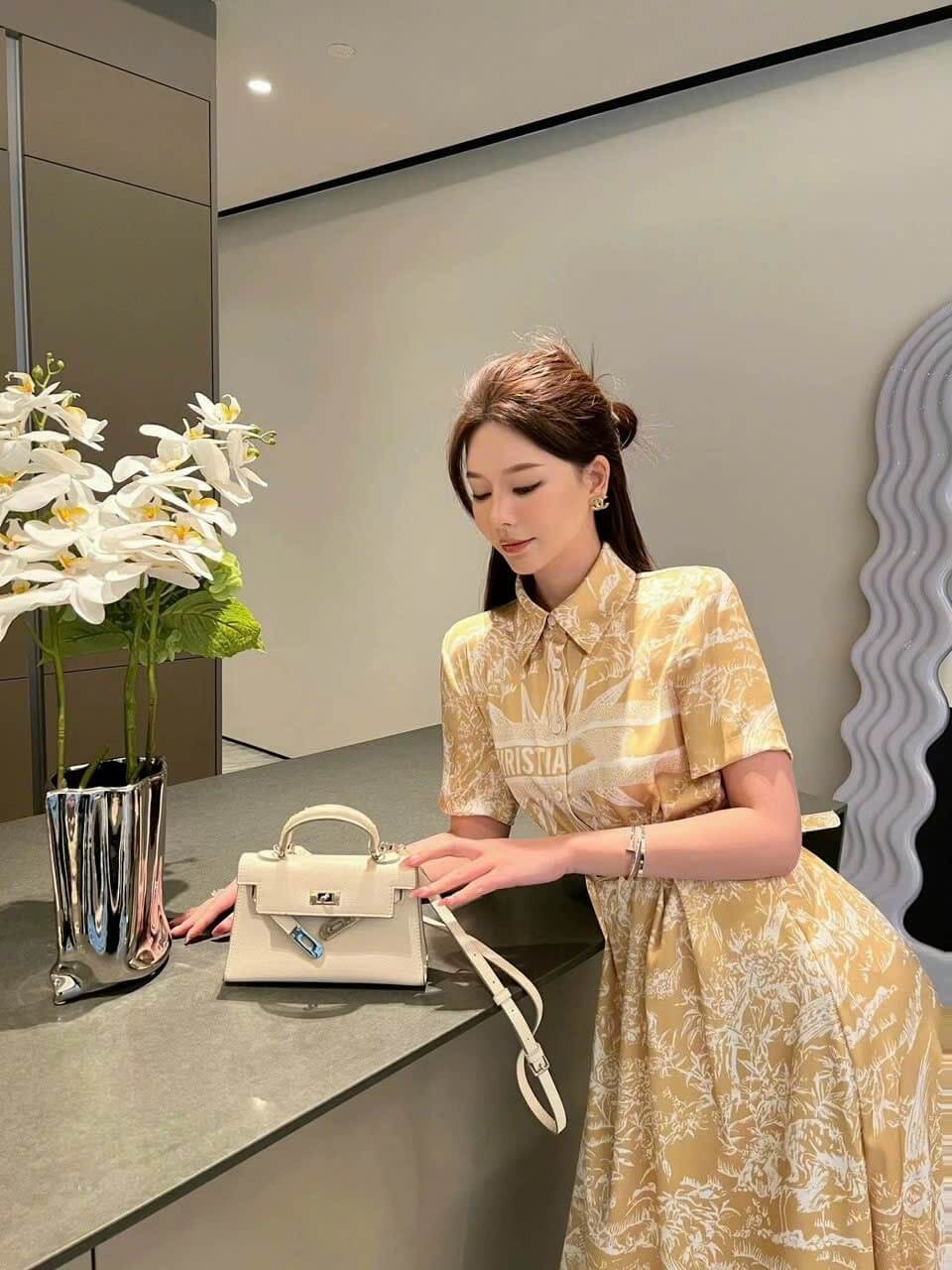 Đầm xòe vàng họa tiết kèm nịt
