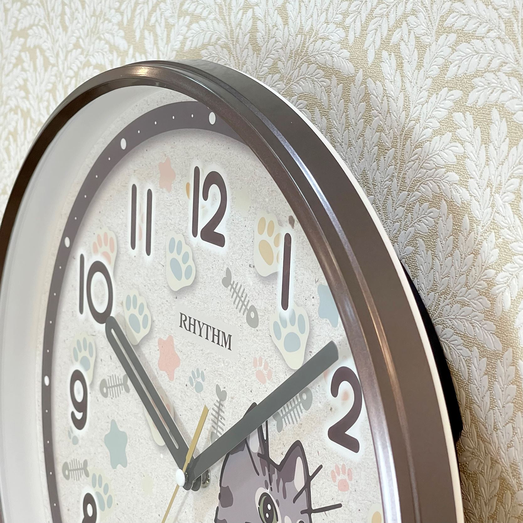 Đồng hồ Rhythm CMP556NR06 – KT 33.0 x 44.0 x 6.8cm. 1.0Kg. Vỏ nhựa. Dùng PIN.