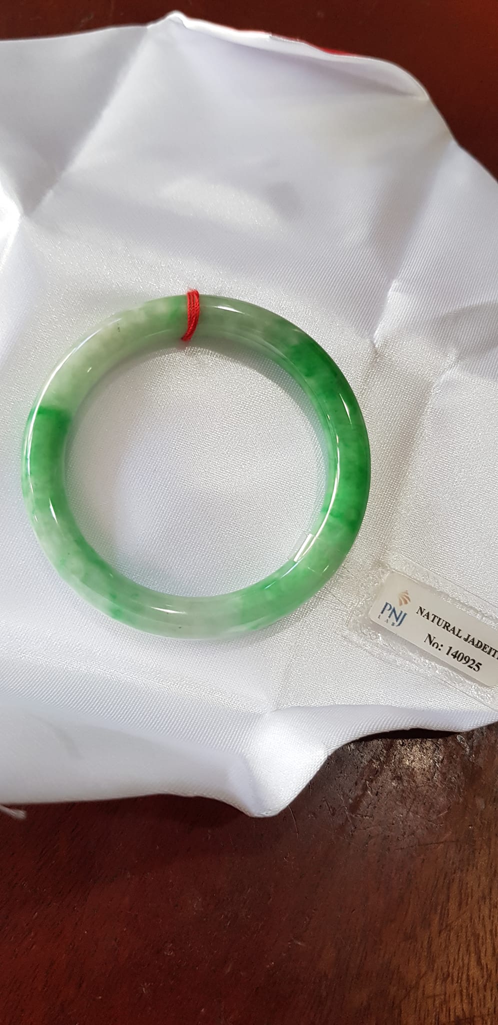 Vòng Cẩm Thạch tự nhiên Đậu Lý Sao Sao Sao Vip 50mm x chột 8mm Vòng cẩm thạch kiểm định P No 140925 Màu Xanh lý tươi bóng sáng mượt bông đậu lý trắng đều đẹp sang Nữ 50kg - 54kg đeo ạ