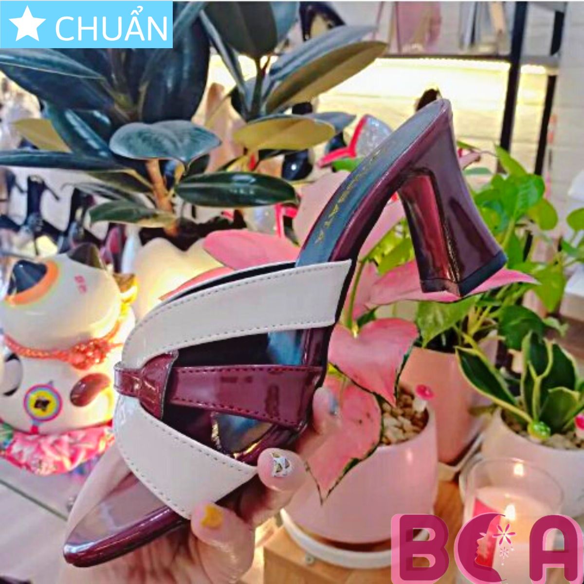 Dép sục nữ 6p RO378 ROSATA tại BCASHOP hở mũi, quai ngang phối 2 màu đỏ đô với màu kem nhìn rất thời thượng