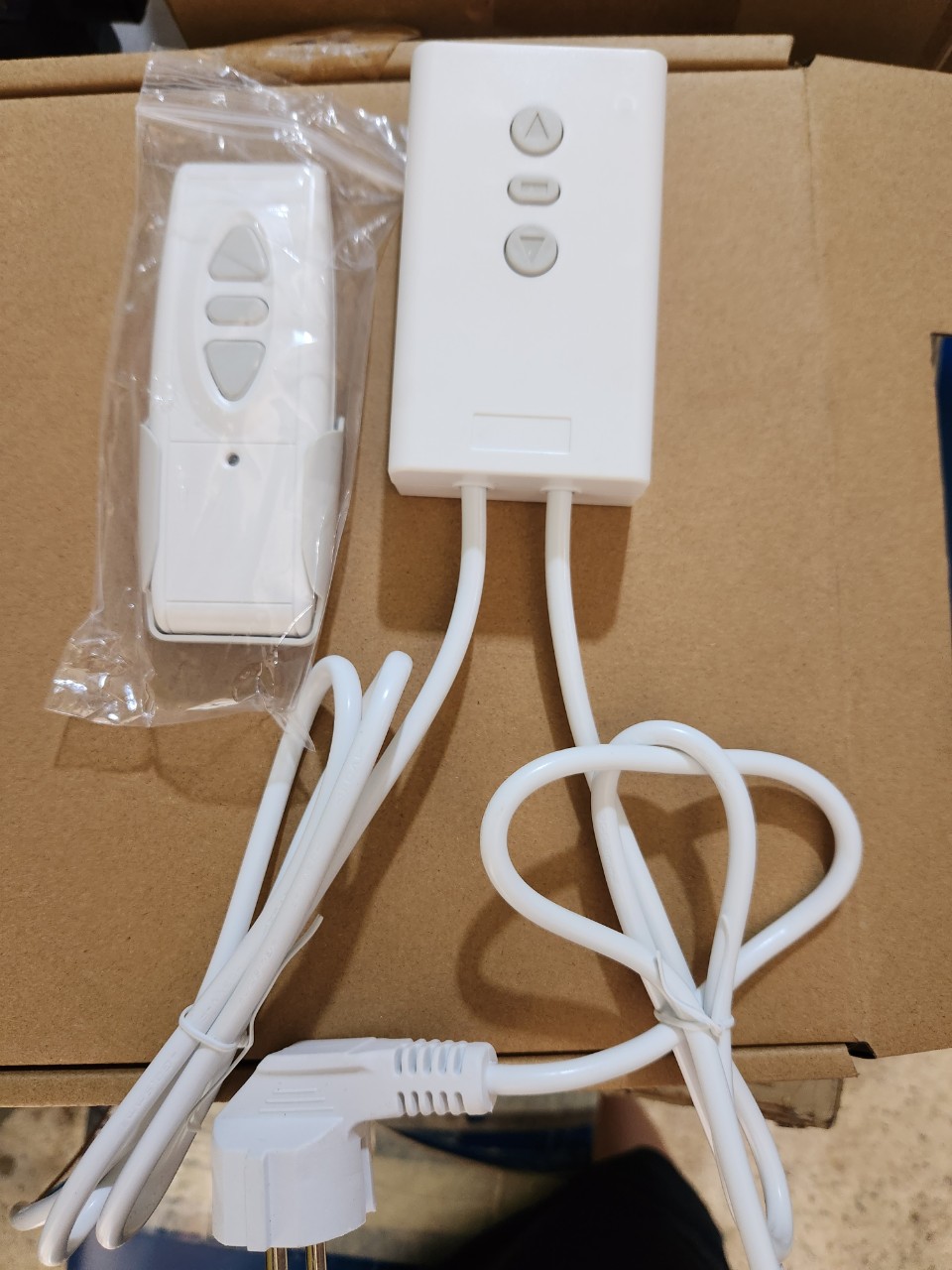 BỘ ĐIỀU KHIỂN MÀN CHIẾU ĐIỆN DÙNG ĐƯỢC CHO TẤT CẢ MÀN CHIẾU