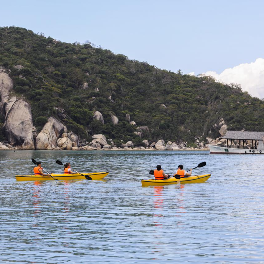 L'Alya Ninh Vân Bay 5*. Trọn gói nghỉ dưỡng 4N3D. Bao Gồm Full Bữa Ăn Hằng Ngày. Dịch vụ Cano Đón Tiễn.  Miễn Phí Trà Chiều & Trái Cây Tươi. Cùng Nhiều Tiện Ích Hấp Dẫn.