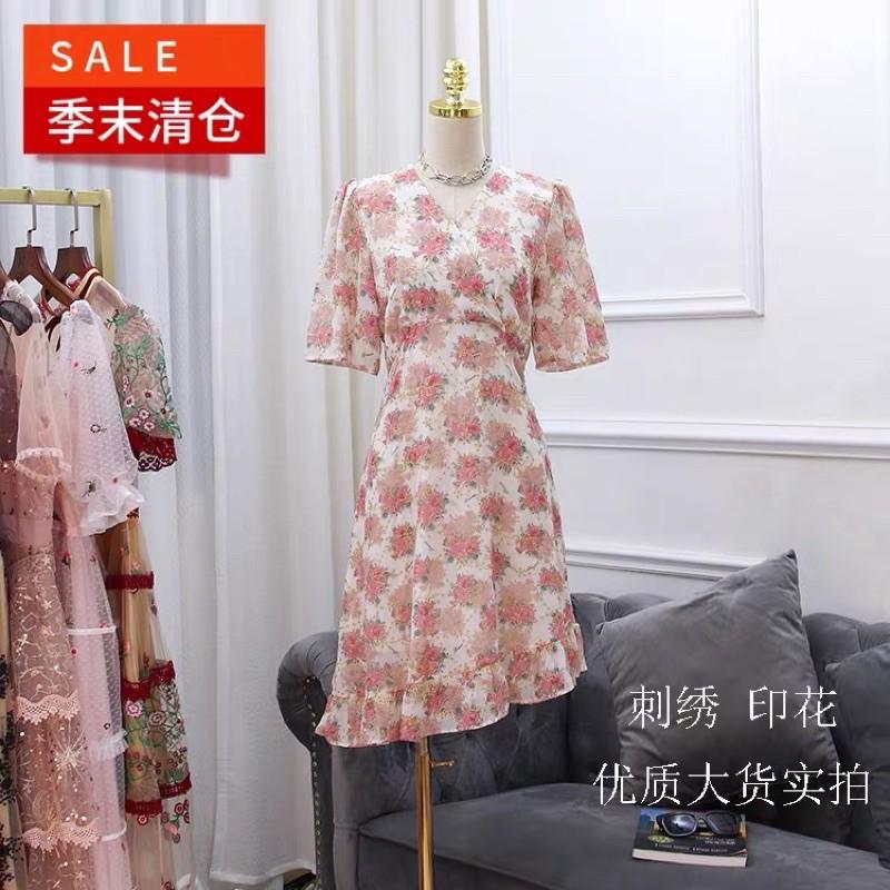 Váy voan hoa hồng cổ V đuôi xoè