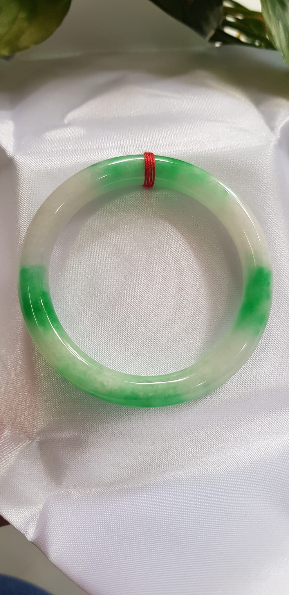 Vòng tay nữ đá Cẩm Thạch tự nhiên mới TR LÝ IC Sịn 51mm x chột 8mm Vòng màu xanh lý trắng bóng đều đẹp nữ 50kg - 54kg đeo ạ