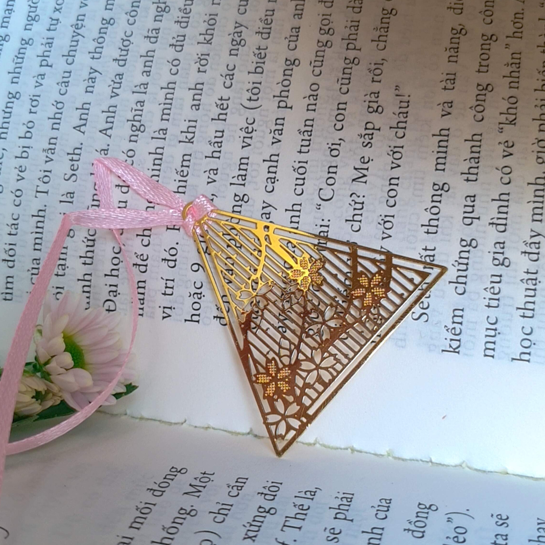 Bookmark kim loại họa tiết sakura hình tam giác