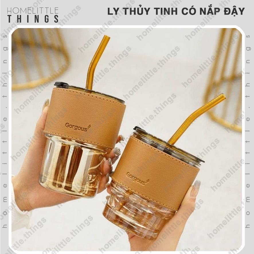 Ly , cốc thủy tinh đựng nước có nắp đậy kín kèm ống hút và đai da