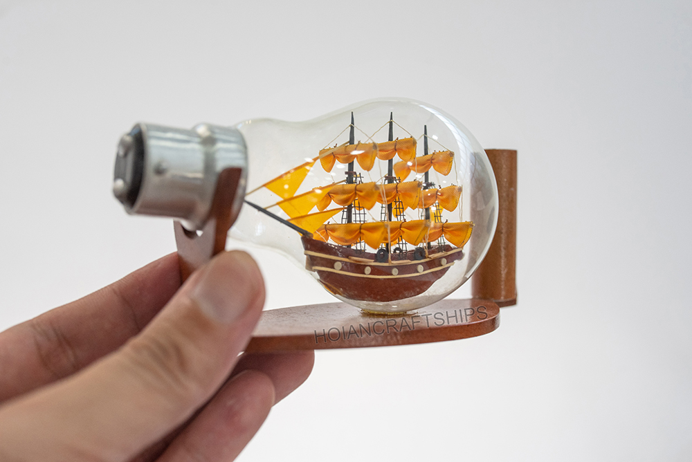 Mô hình thuyền gỗ Bounty vàng trong bóng đèn