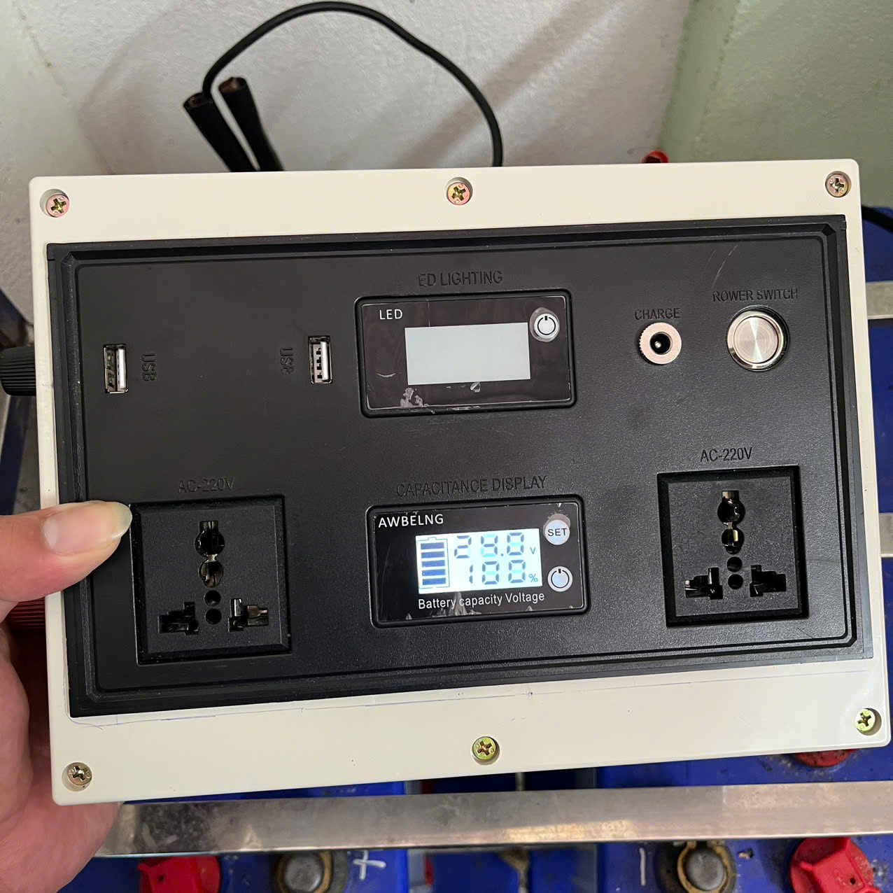 Kích Điện 24V Lên 220V 2000W Sóng Sin Chuẩn Nhật – Inverter Cao Cấp Có Màn Hình LED, Chạy Êm Bền Bỉ, đèn trang trí