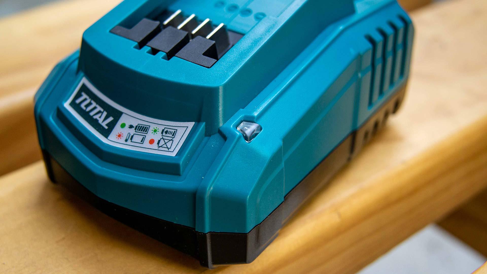 SẠC LI-ION 20V OUTPUT 2.0AMPE TOTAL TFCLI2001 - HÀNG CHÍNH HÃNG