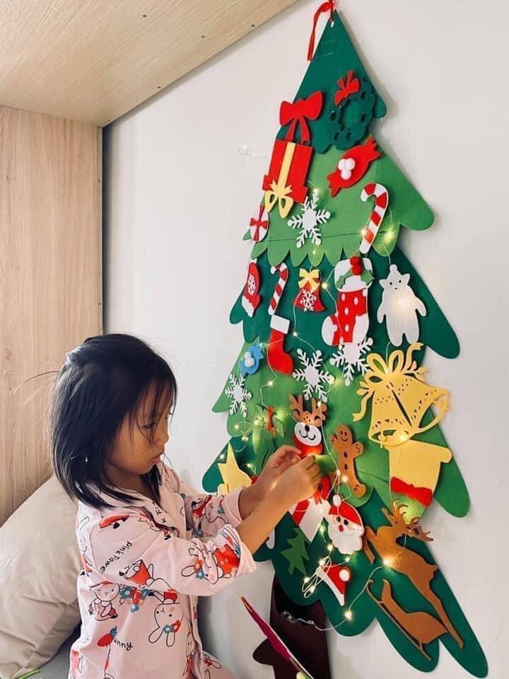 Cây thông Noel vải dạ dán tường 32 chi tiết trang trí Giáng sinh, tặng kèm dây đèn LED - KN TOYS