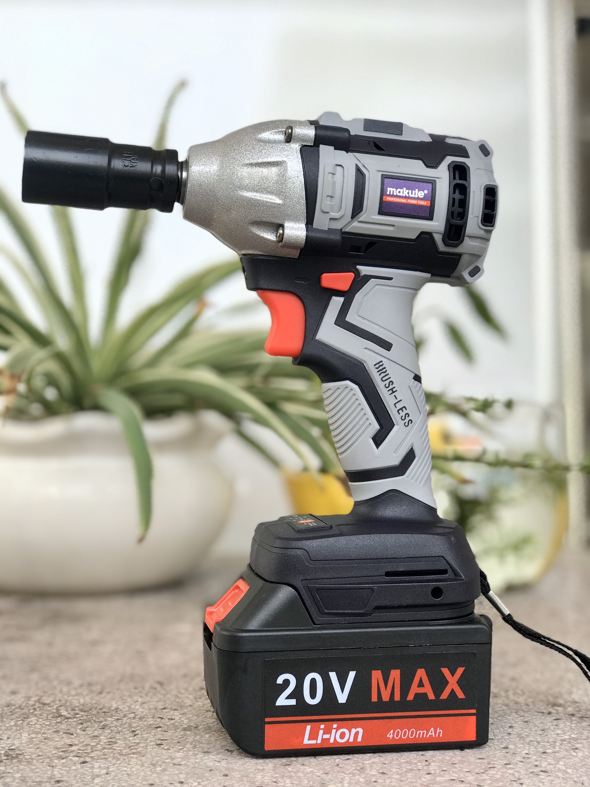 Máy vặn siết bu lông dùng pin 20V MAKUTE 20V CW001 - Hàng chính hãng