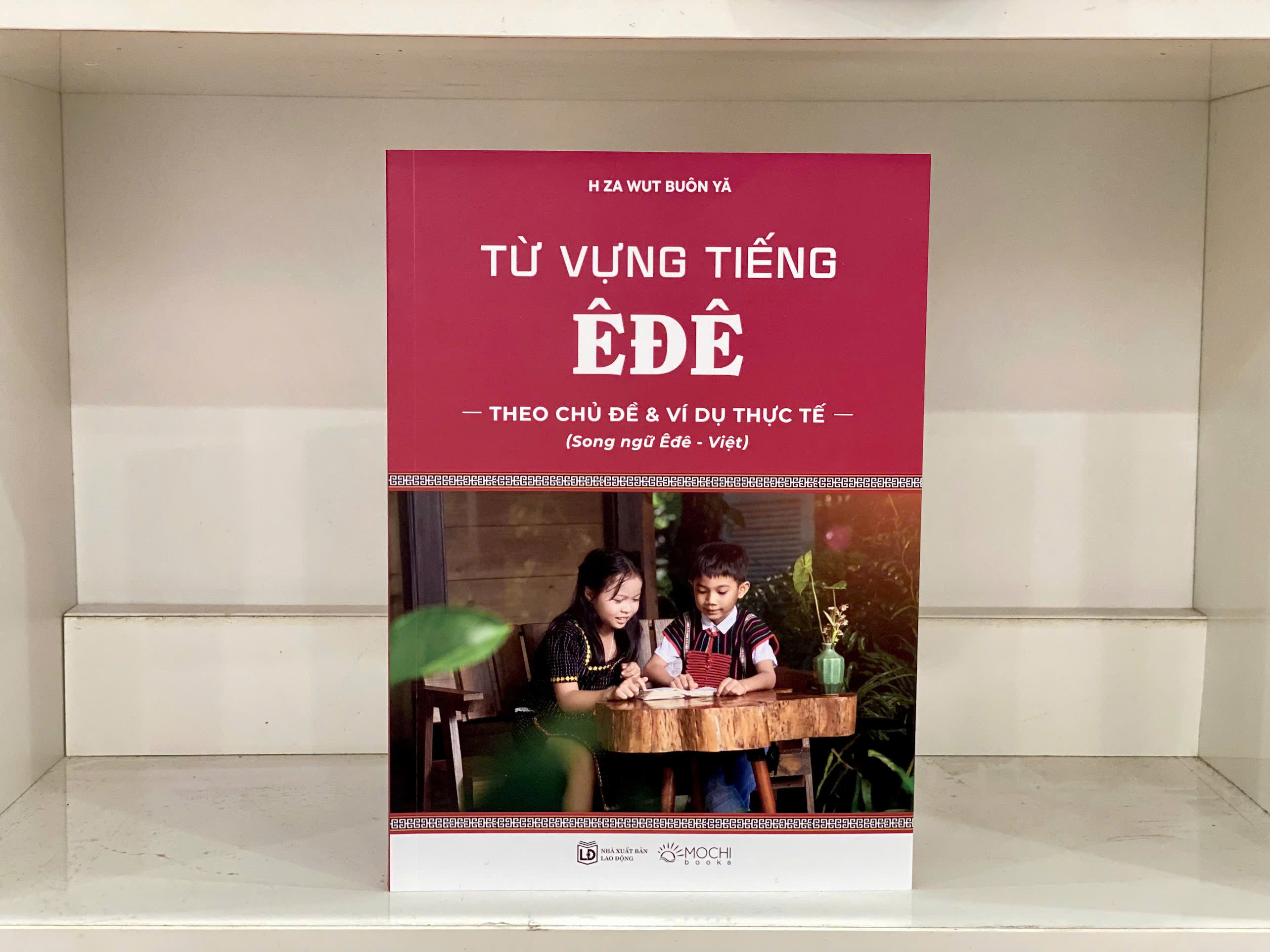 COMBO 2 cuốn: Từ vựng tiếng Êđê theo chủ đề và ví dụ thực tế (Song ngữ Êđê - Việt) + Tự học tiếng Êđê qua các tình huống