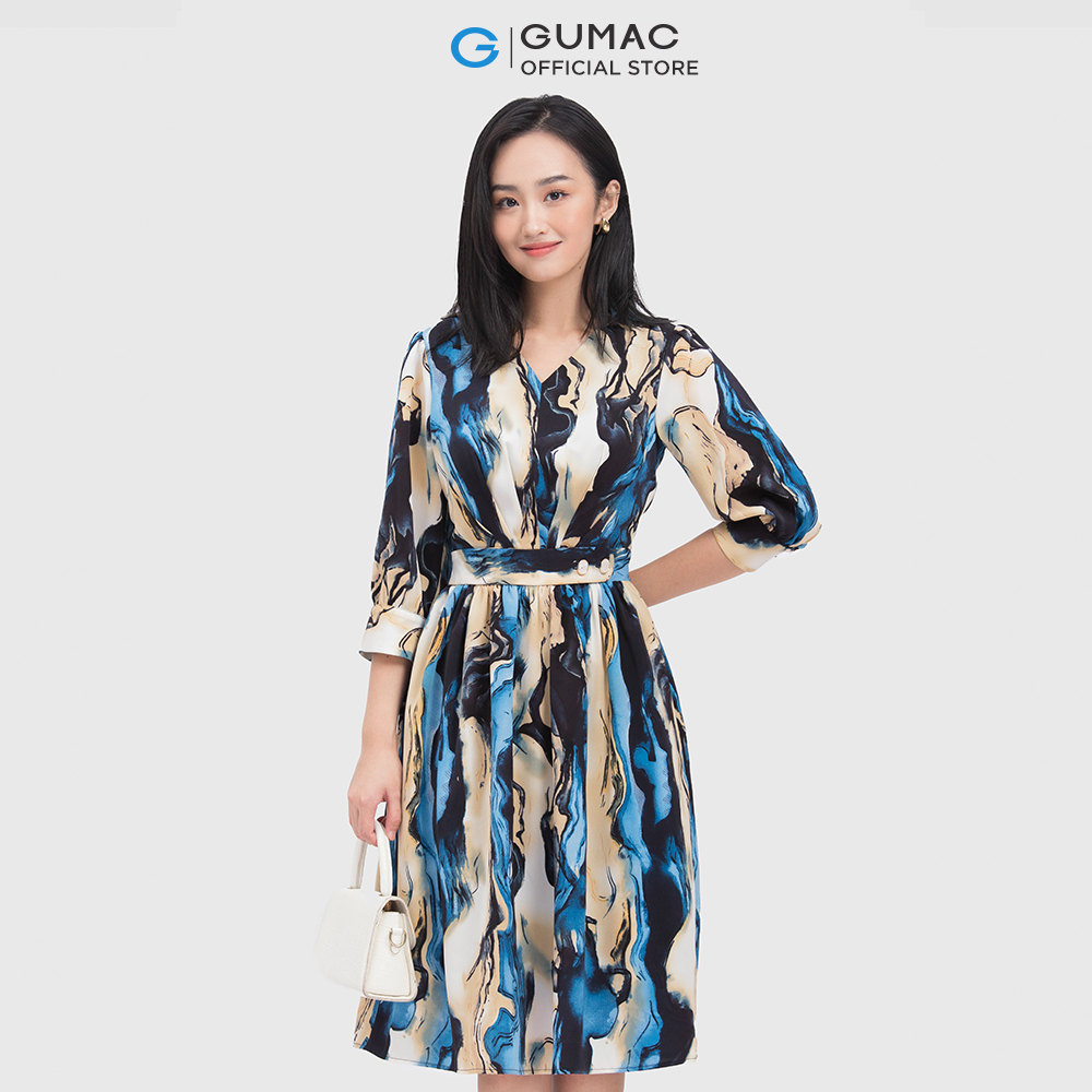 Đầm vân đá GUMAC DC04072 form xòe cổ chữ V phối đai đính nút