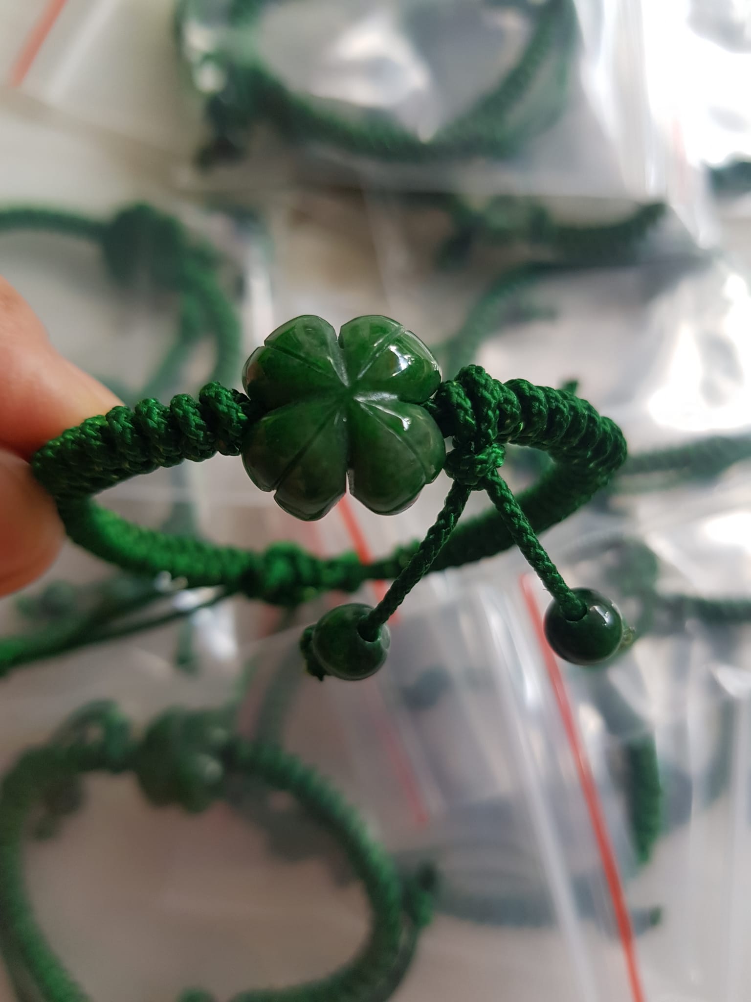 Vòng tay nữ kiểu charm cỏ 4 lá xanh đẹp Chất liệu hoa cỏ 4 lá phối dây xanh lá Hợp nữ mệnh mộc mệnh hỏa và thủy đeo ạ