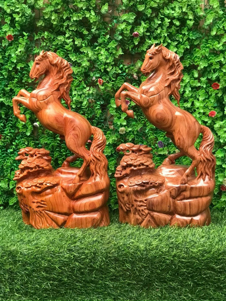 Tượng con ngựa trang trí phong thủy hút tài lộc bằng gỗ hương đá kt cao 50×27×9cm