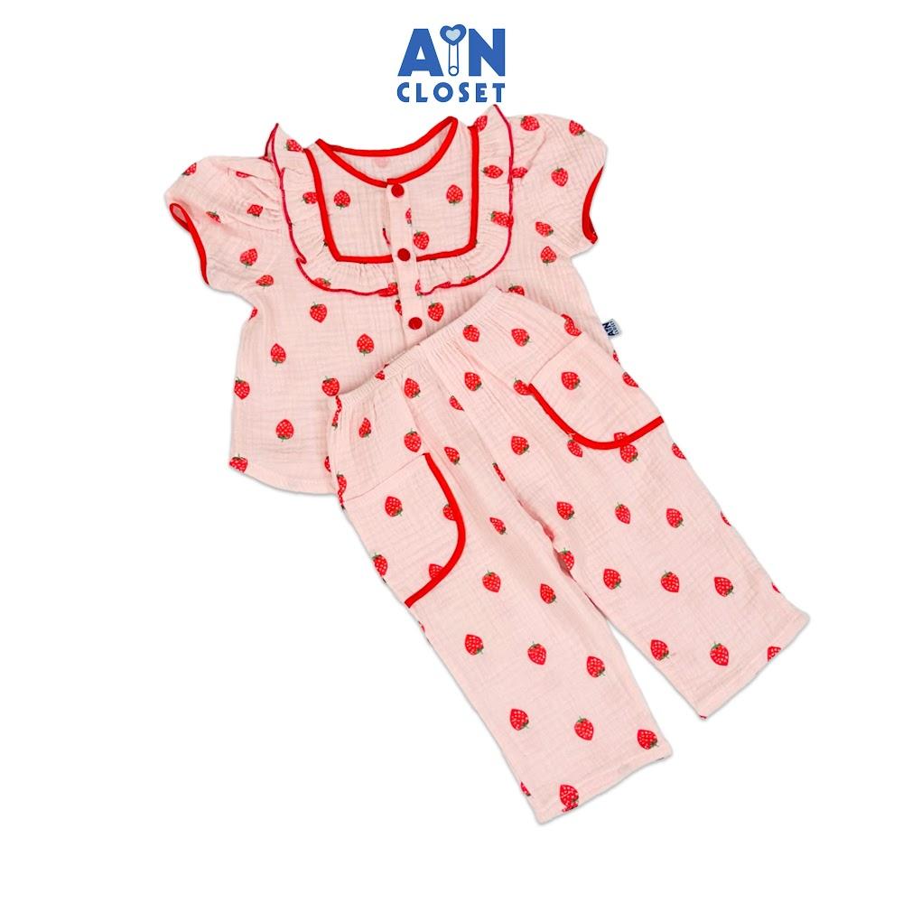 Bộ quần áo Dài tay ngắn bé gái họa tiết Dâu Đỏ Nền Hồng Xô muslin - AICDBGEJ3LRB - AIN Closet