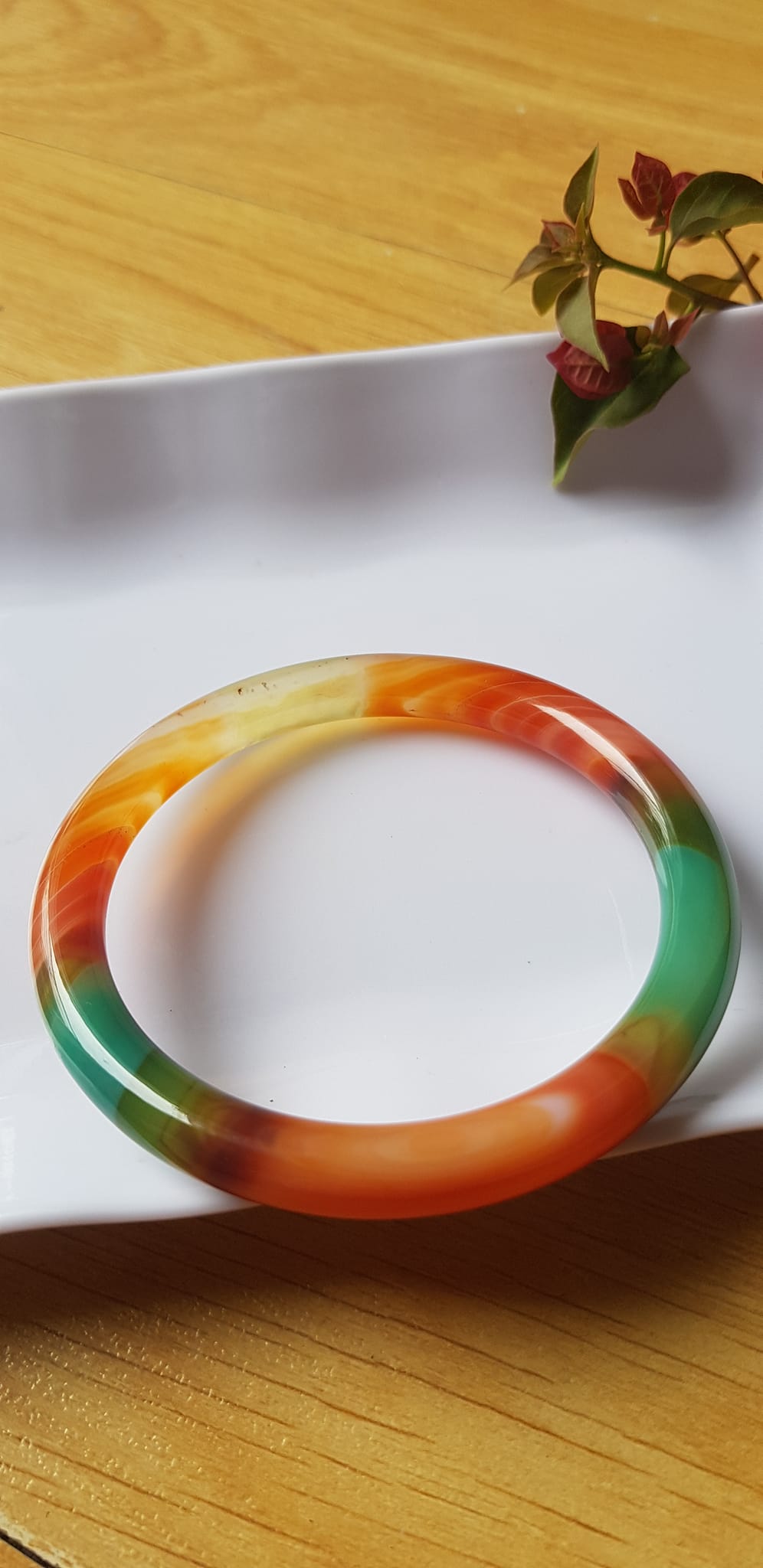 Vòng tay đá mã não tứ quý mới đỏ cam xanh dương xanh lá cam trắng vân sọc xéo xéo rất đẹp Vòng Ni 59mm x cọng 7,8mm Nữ 58kg - 70kg đeo Món quà tặng nữ ý nghĩa ạ