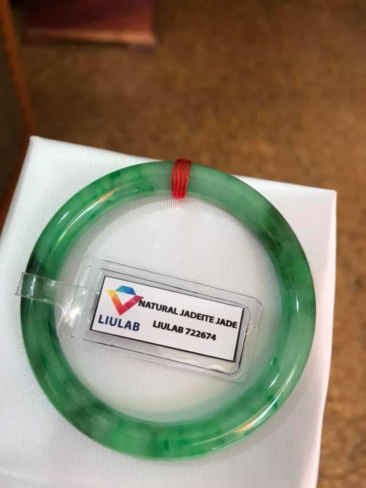 CHIẾC VÒNG NỮ LÝ VÂN A SỊN 49MM KÈM GIẤY KIỂM ĐỊNH LIULAB No 722674 CHẤT LIỆU 100% ĐÁ CẨM THẠCH THIÊN NHIÊN MÀU XANH LÝ VÂN TƯƠI ĐẸP NỮ 45KG-51KG ĐEO SANG TAY Ạ