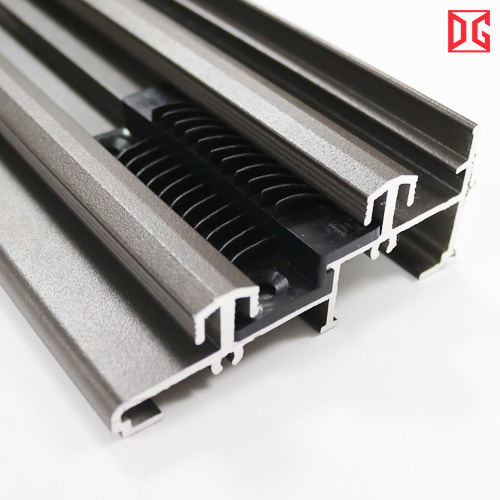 Nhựa chắn gió hèm cửa nhôm DG Plastic