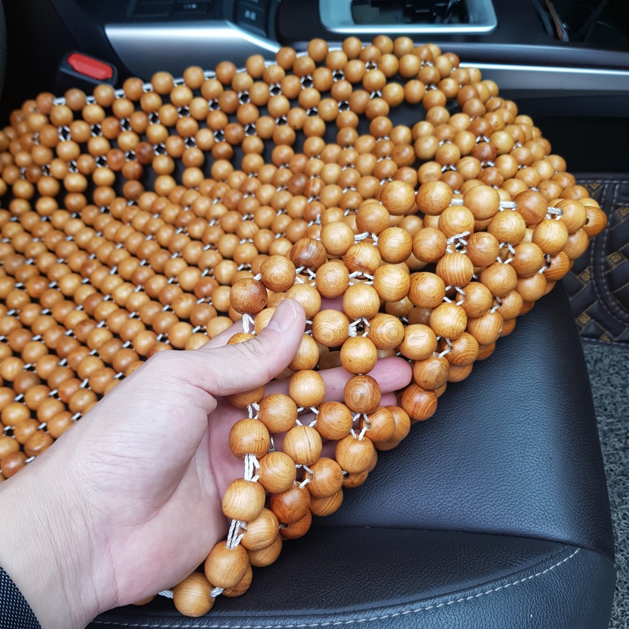 Đệm lót ghế ô tô hạt gỗ Pơ Mu 100% tự nhiên tựa lưng massage trên ô tô, xe hơi