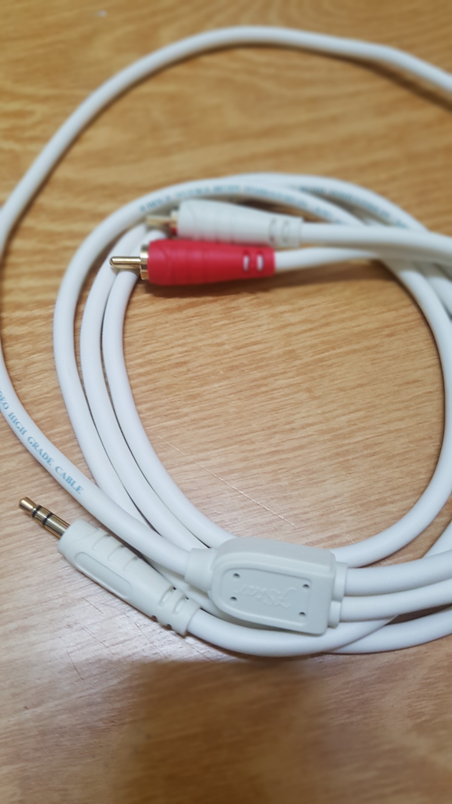 Dây Cáp âm thanh loại 1 ra 2 , 1 đầu jack 3.5 ra 2 đầu AV hoa sen dài 1.8M