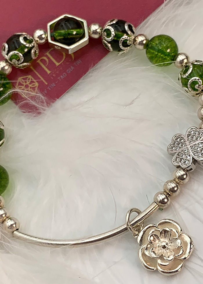 Vòng Đá Thạch Anh Xanh Lá 8 Ly Charm Chi Tiết Hoa Bạc
