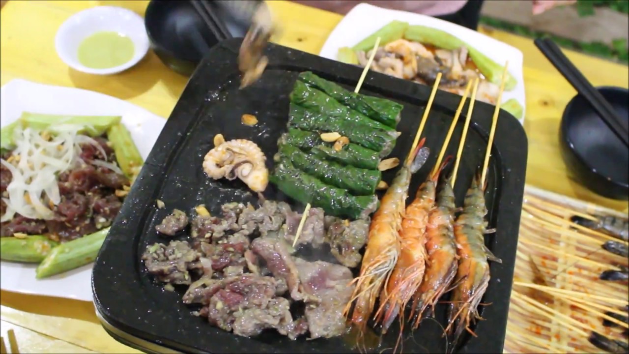 Combo đá nướng núi lửa không khói và đế lót khay hình vuông gỗ thông chuyên biệt Madala