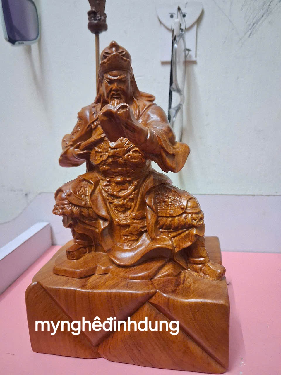 Tượng quân công đọc sách bằng gỗ hương đá cao 20x13.5x9cm