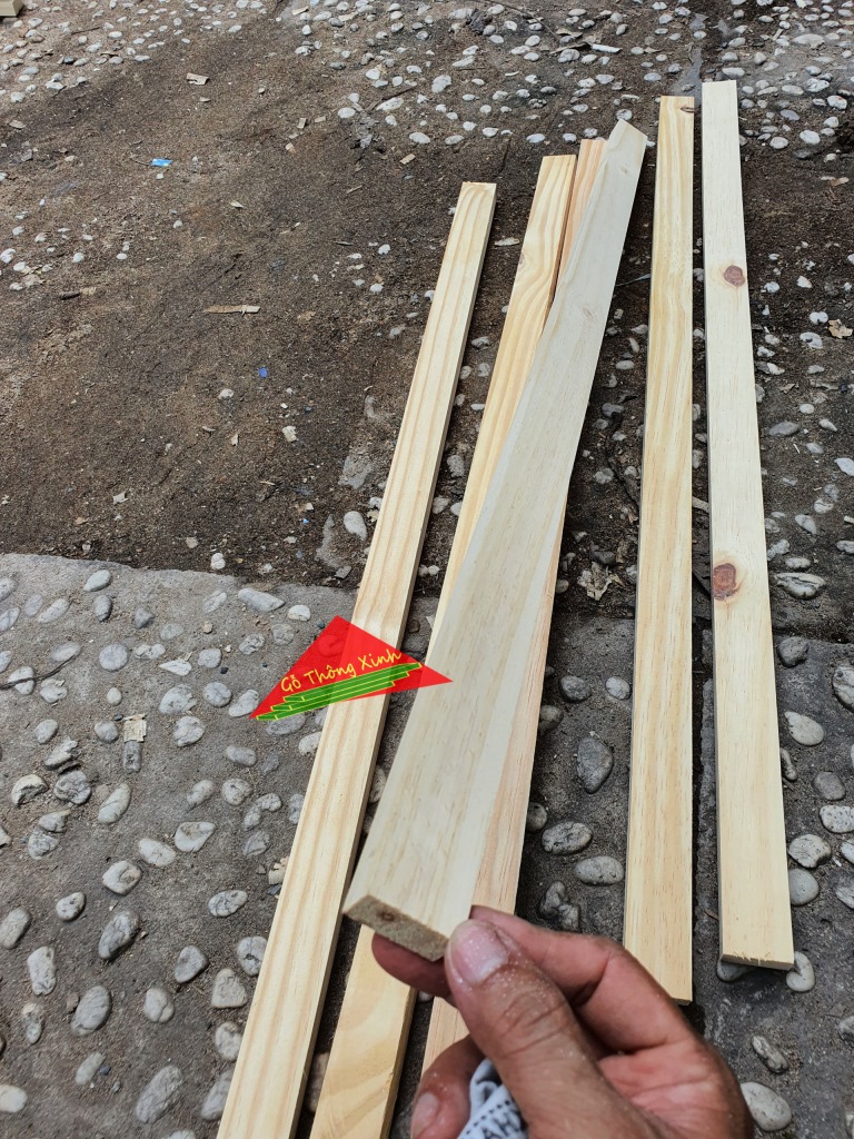 Thanh gỗ thông vuông mới đẹp dài 80cm, rộng 3cm, dày 1.5cm đã bào láng đẹp 4 mặt rất thích hợp làm nẹp, làm khung sườn